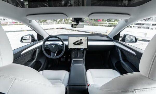 Tesla Model Y 2023 - Image 3