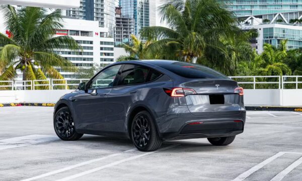 Tesla Model Y 2023 - Image 4