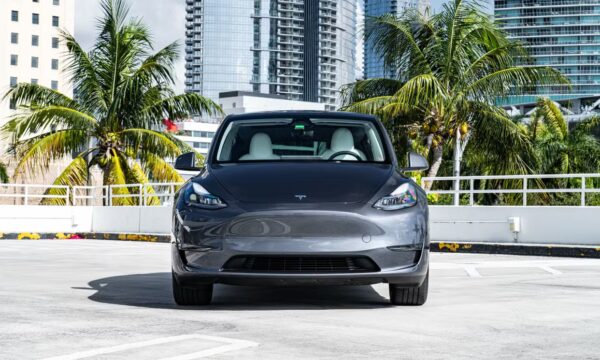 Tesla Model Y 2023 - Image 2
