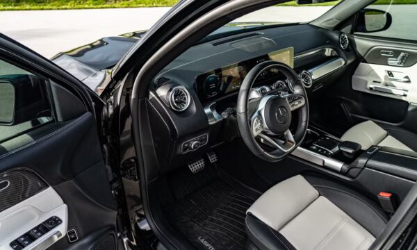 Mercedes-Benz GLB-Class 2023 - Image 3