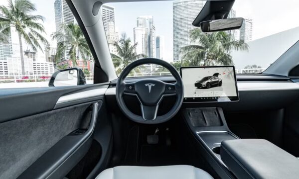 Tesla Model Y 2023 - Image 8